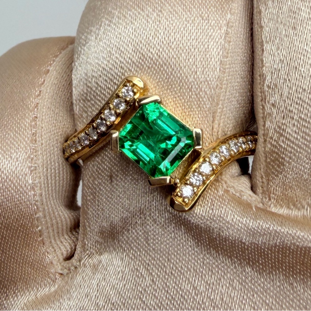 Colombian Emerald Luxury Ring w/ Diamonds | 18K Gold